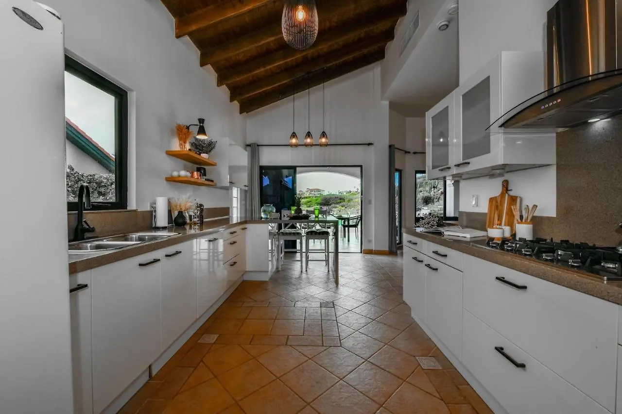 New Gorgeous Listing With Hot Tub Golf Course View In Tierra Del Sol Villa Malmok 0*,