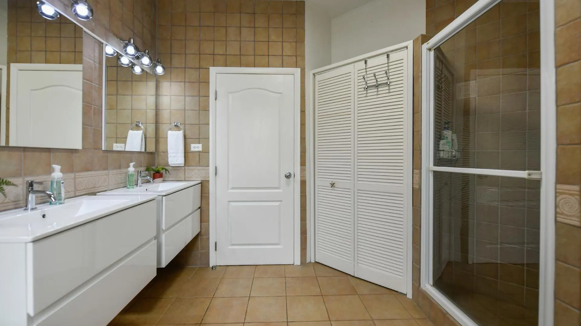 New Gorgeous Listing With Hot Tub Golf Course View In Tierra Del Sol Villa Malmok 0*,