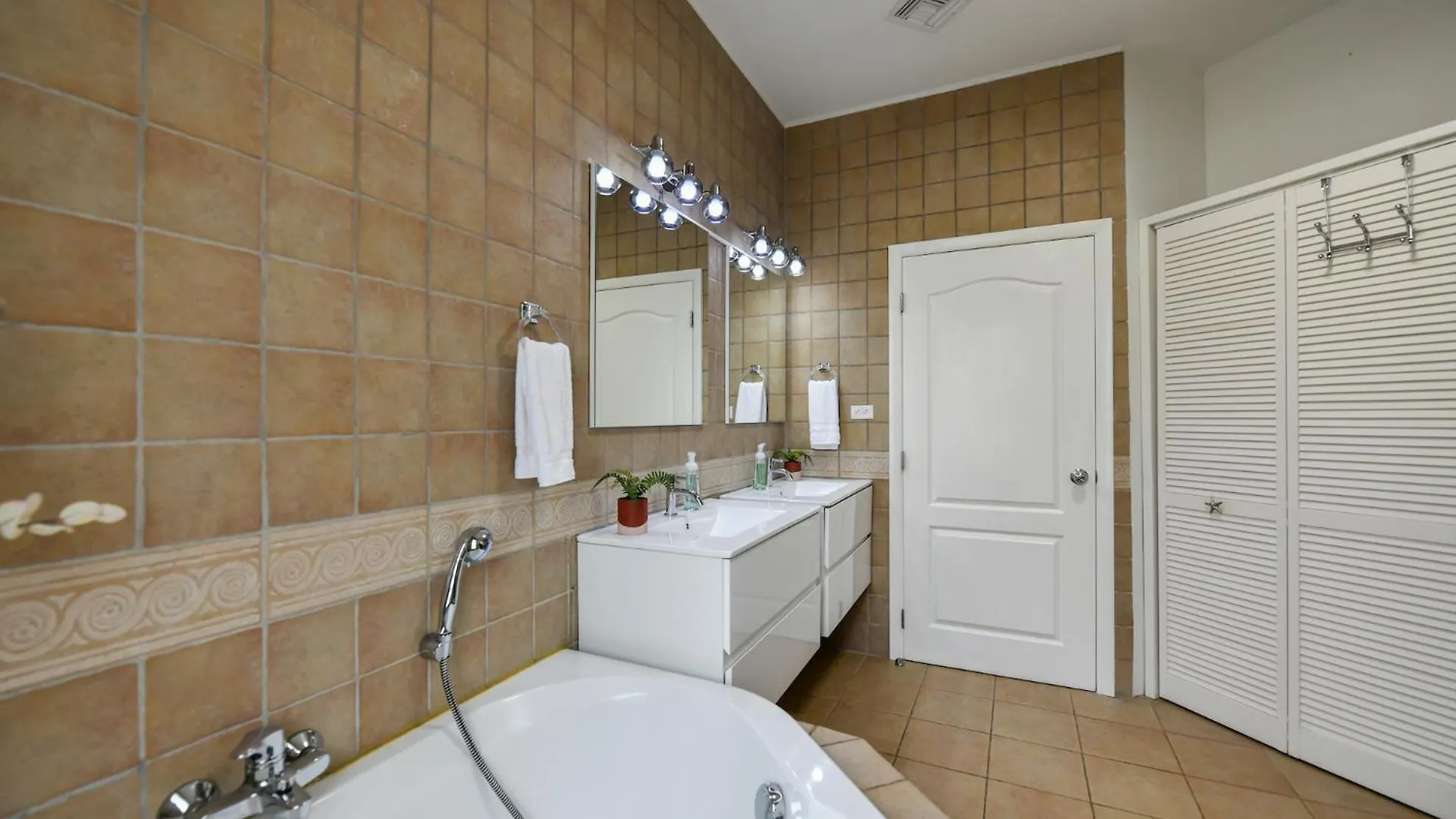 Holiday home New Gorgeous Listing With Hot Tub Golf Course View In Tierra Del Sol Villa Malmok